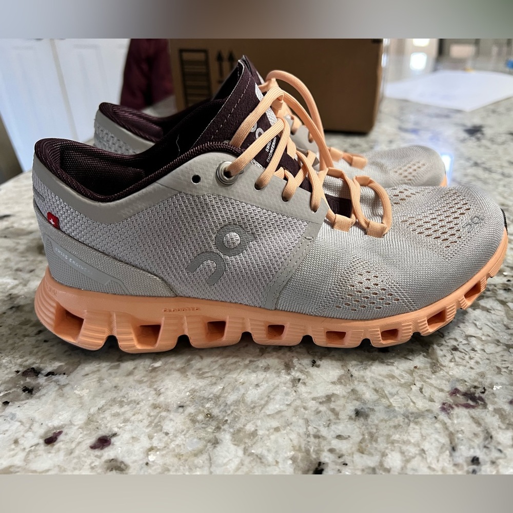Women’s on cloud shoes size 6